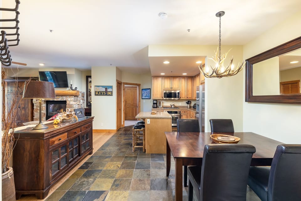 Condo, 2 Bedrooms | Dining