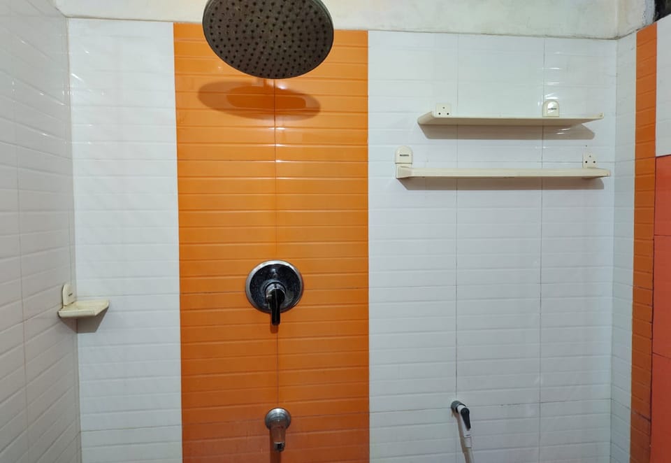 Super Deluxe Room | Bathroom | Shower, rainfall showerhead, towels, soap