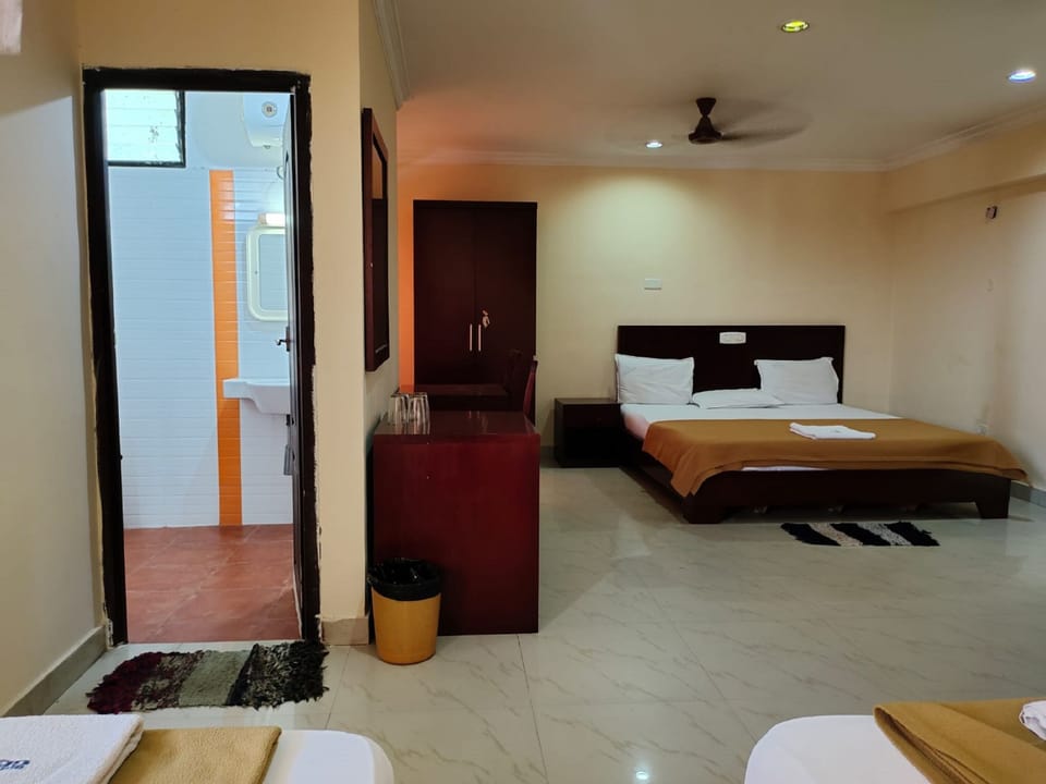 Royal Room, 1 Queen Bed | Premium bedding, desk, bed sheets