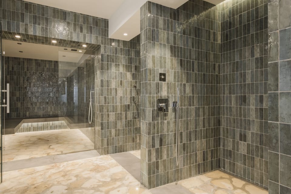 Couples treatment rooms, sauna, hot tub, steam room, hot springs