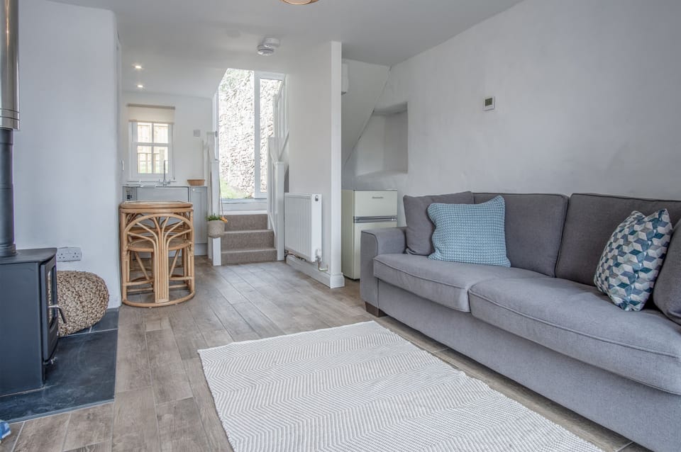 Cottage (1 Bedroom) | Living area | 32-inch TV with cable channels