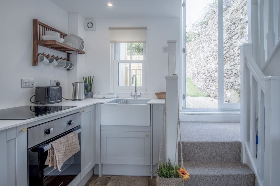 Cottage (1 Bedroom) | Private kitchen | Fridge, microwave, oven, stovetop