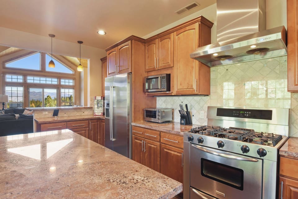 House, Multiple Beds, Balcony, Mountain View (Hilltop Hideaway) | Private kitchen | Fridge, microwave