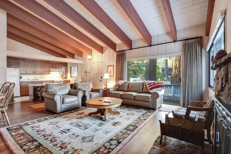 Townhome, Multiple Beds, Fireplace, Mountain View (Waters Edge Escape) | Living area | 42-inch flat-screen TV with digital channels, fireplace