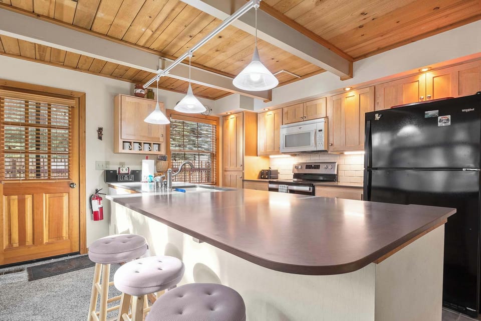 House, Multiple Beds, Patio, Mountain View (Sundance) | Private kitchen | Coffee/tea maker, fridge, microwave, oven