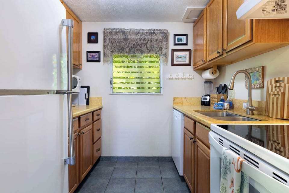 Townhome, Multiple Beds, Patio, Garden View (Surf & Racquet Club #24) | Private kitchen | Fridge, microwave, oven, stovetop