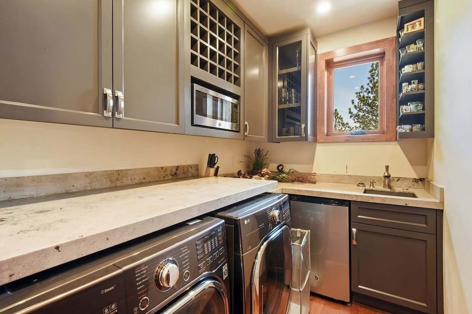 Luxury House, Multiple Beds, Patio, Mountain View (Lakeview Mountain Chalet) | Private kitchen | Fridge, microwave, coffee/tea maker
