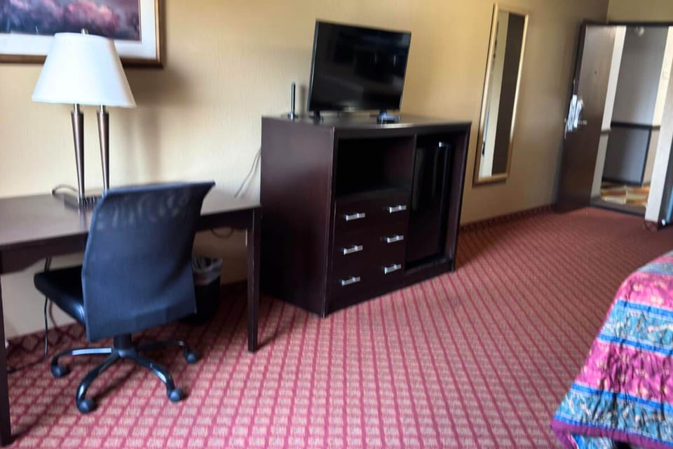 Premium bedding, down comforters, desk, laptop workspace