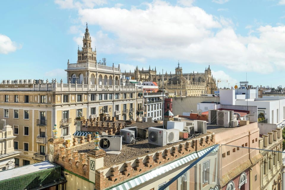 Junior Suite, 1 King Bed, City View | Hypo-allergenic bedding, pillowtop beds, minibar, in-room safe