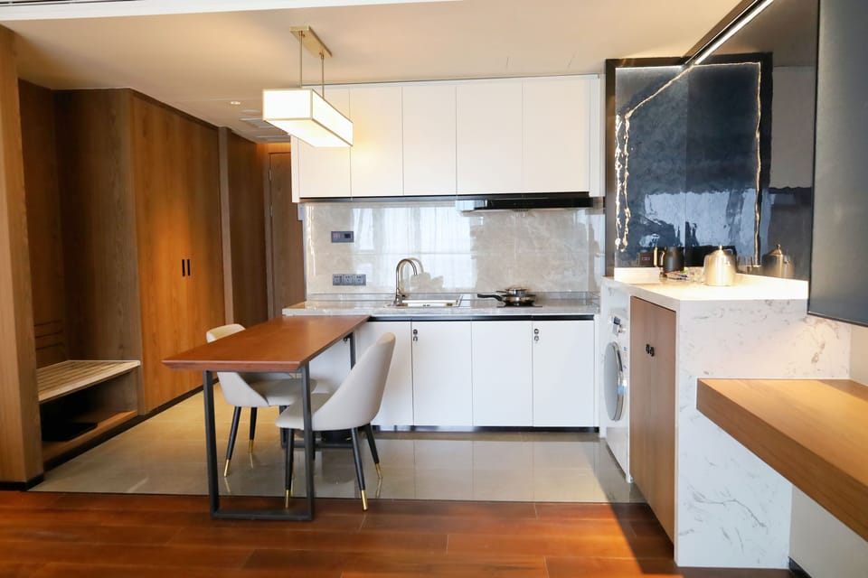 Quiet King Room | Minibar, in-room safe, iron/ironing board, WiFi (free)