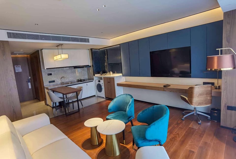 Quiet Deluxe Suite | Minibar, in-room safe, iron/ironing board, WiFi (free)