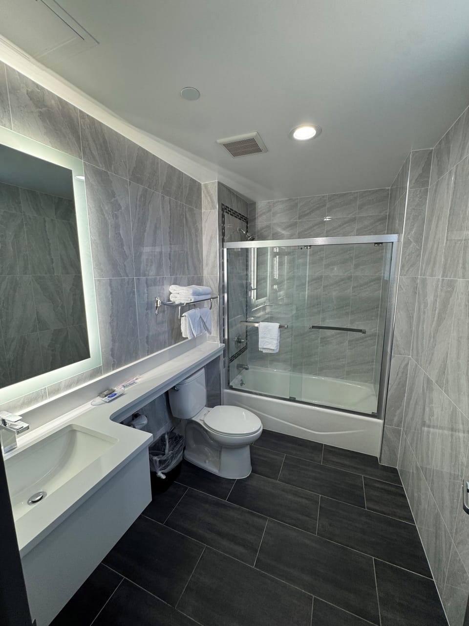 Room, 1 Queen Bed, Non Smoking | Bathroom | Hair dryer, towels