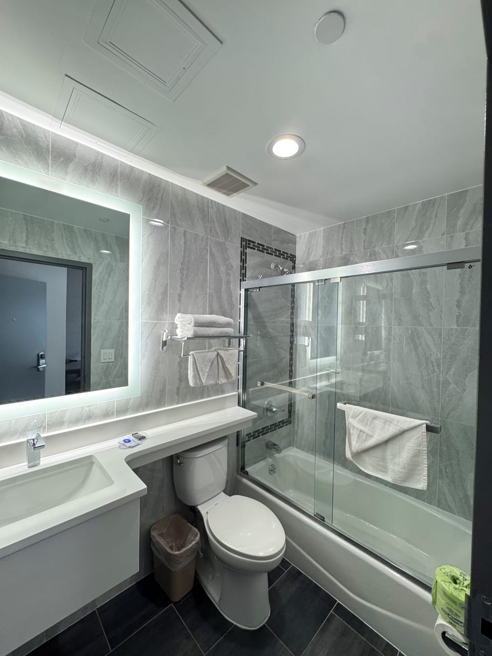 Room, 1 King Bed, Non Smoking | Bathroom | Hair dryer, towels