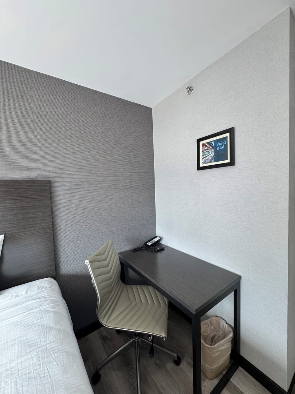 Room, 1 King Bed, Non Smoking | Desk, free WiFi, bed sheets