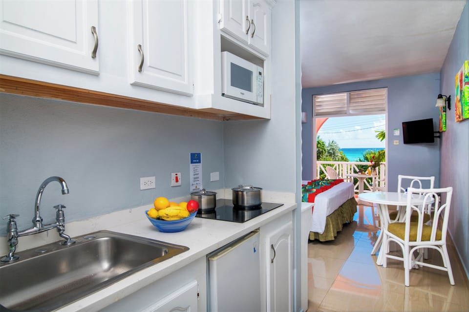 Studio, Garden View | Private kitchen | Fridge, microwave