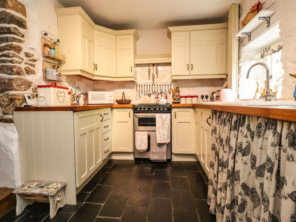Cottage | Private kitchen | Fridge, dishwasher, electric kettle, toaster