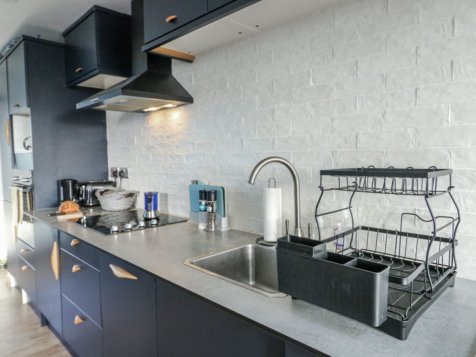 Cottage | Private kitchen | Fridge, dishwasher, electric kettle, cookware/dishes/utensils
