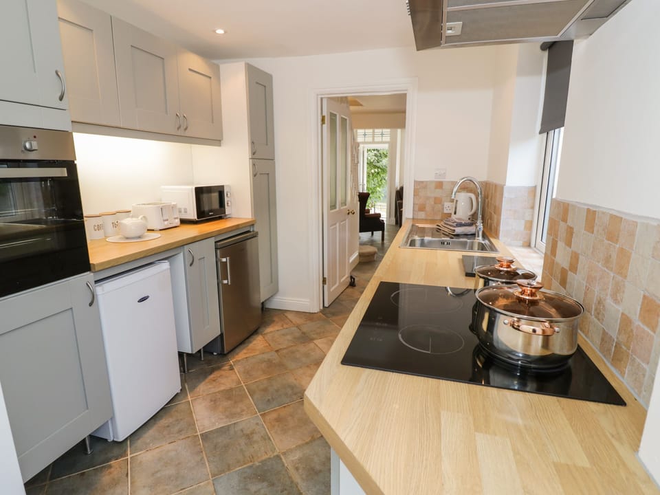 Cottage | Private kitchen | Fridge, dishwasher, electric kettle, toaster
