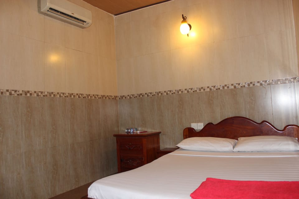 Pillowtop beds, desk, free WiFi