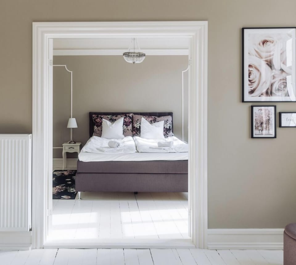 Suite, 1 King Bed | Desk, laptop workspace, free WiFi, bed sheets