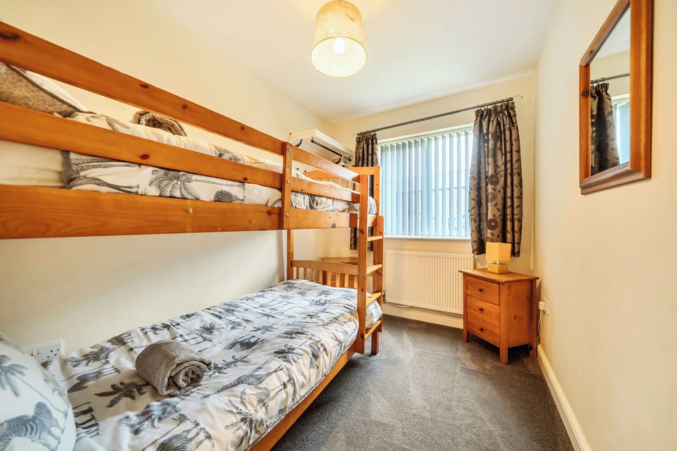 2 bedrooms, iron/ironing board, free WiFi, bed sheets