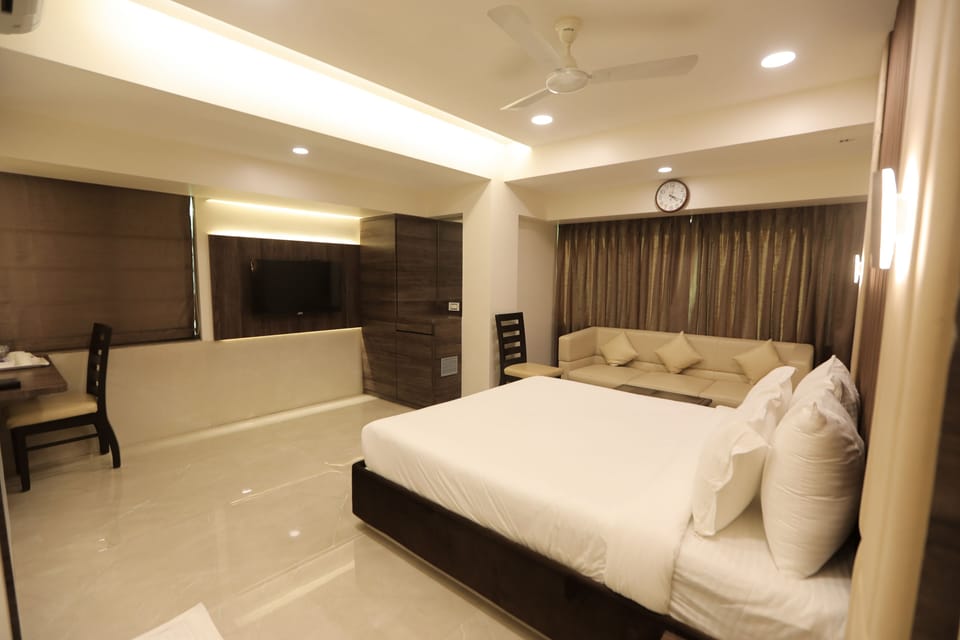 Luxury Studio Suite | Premium bedding, memory foam beds, minibar, in-room safe