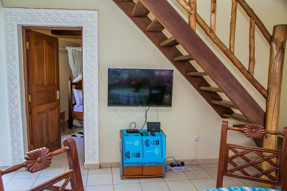 Cottage | Living room | 30-inch TV with cable channels