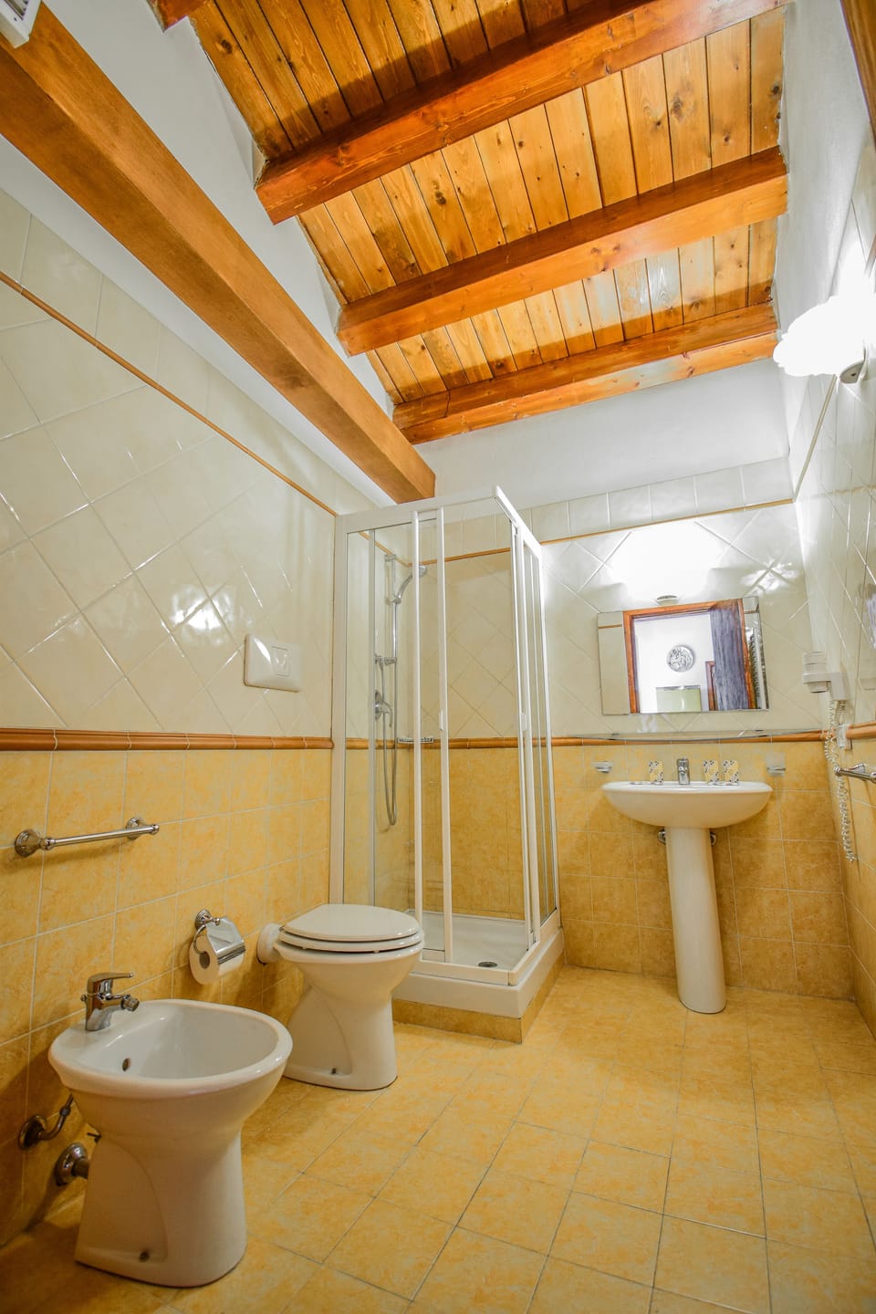 Basic Quadruple Room | Bathroom | Shower, rainfall showerhead, bidet, towels
