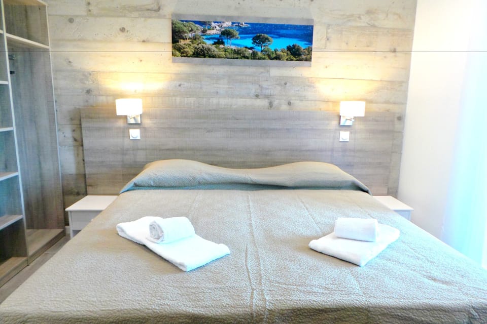 Appart'Hotel ( Studio Prestation Hotel ) | Blackout drapes, WiFi (free), individually decorated