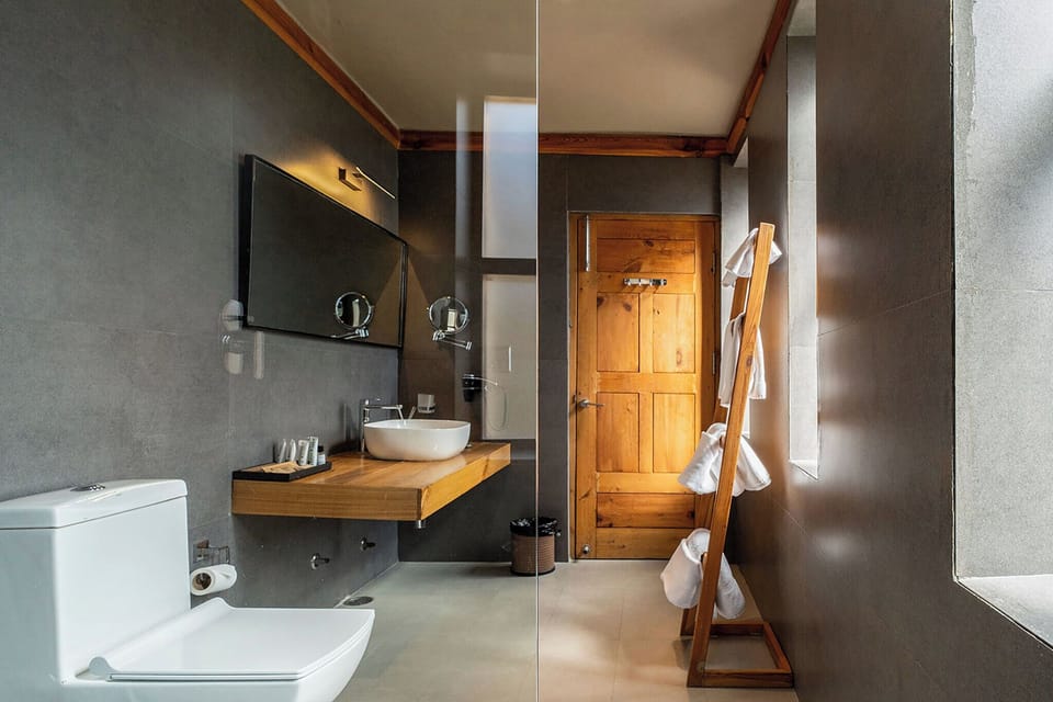 Club Room, 1 Double Bed | Bathroom | Shower, free toiletries, bathrobes, slippers