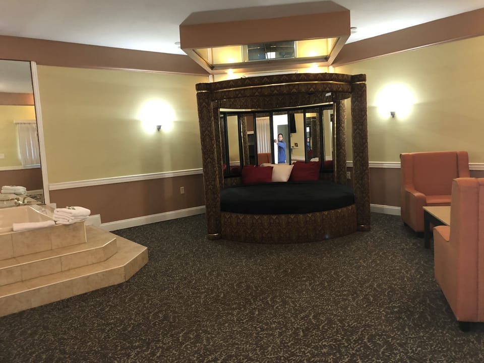 Round Suite (Fireplace and Jetted Tub) | Free minibar, soundproofing, iron/ironing board, free WiFi