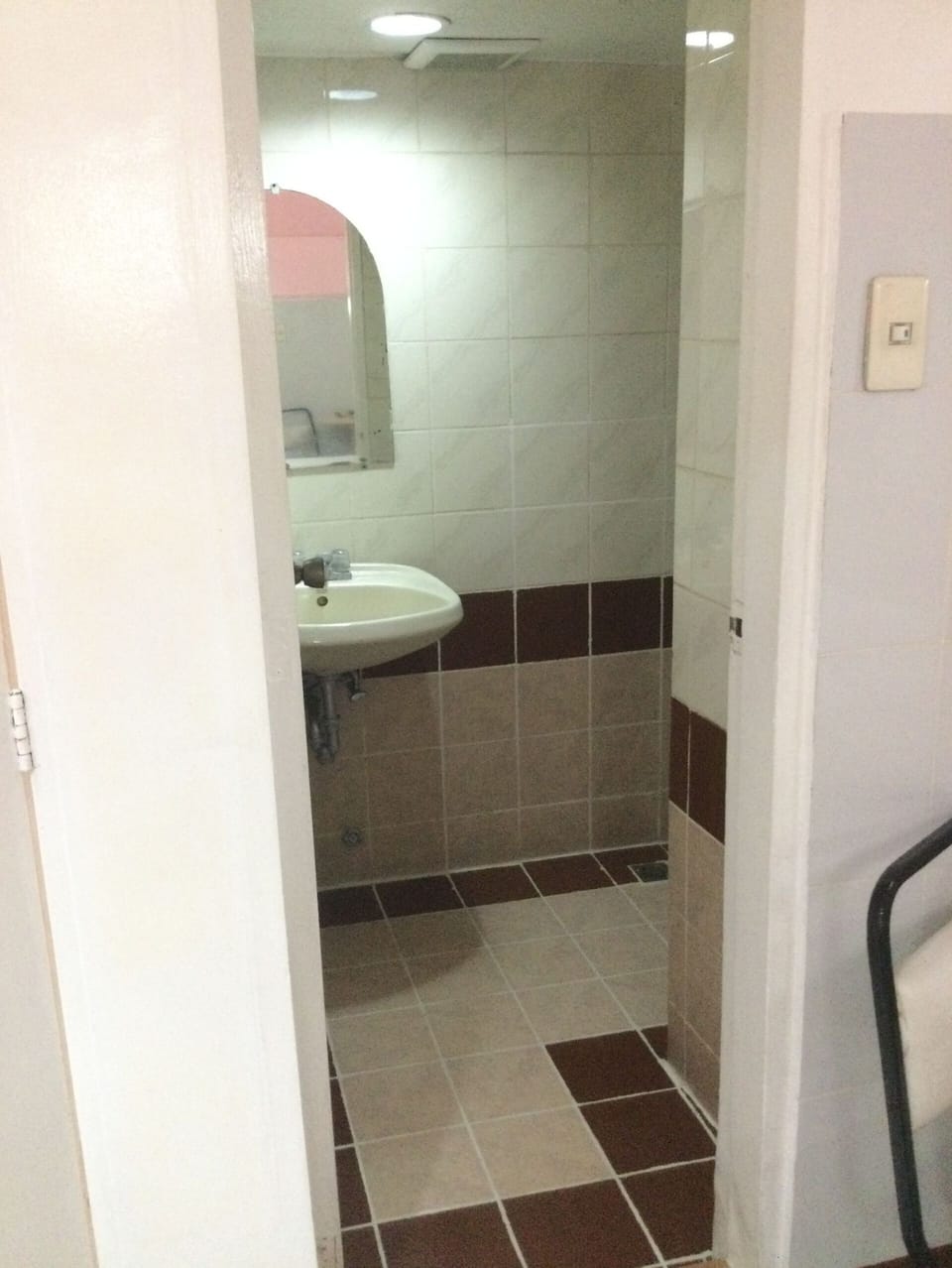 Standard Double Room | Bathroom | Shower, rainfall showerhead, free toiletries, hair dryer