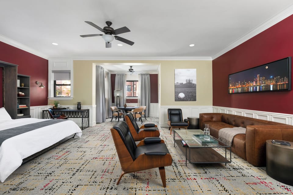Executive Suite | Premium bedding, minibar, desk, blackout drapes