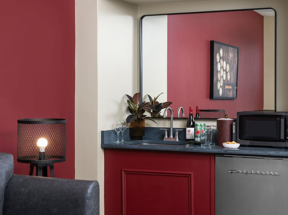 Suite (King) | Premium bedding, minibar, desk, blackout drapes