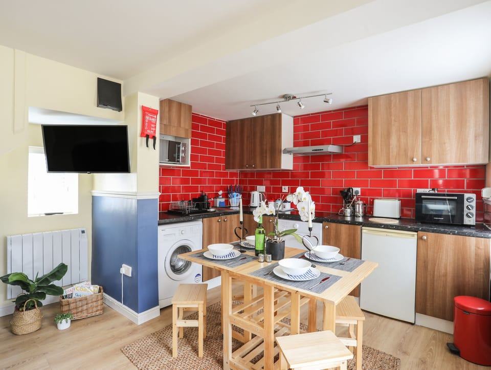 Cottage | Private kitchen | Fridge, electric kettle, cookware/dishes/utensils