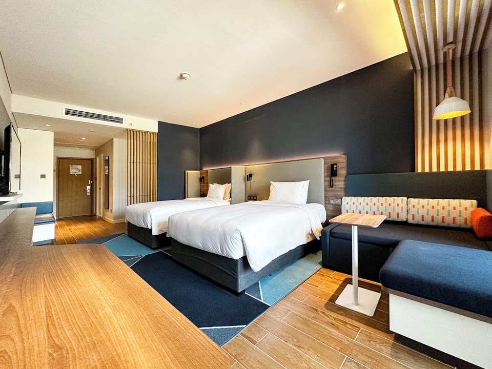 Down comforters, pillowtop beds, minibar, soundproofing