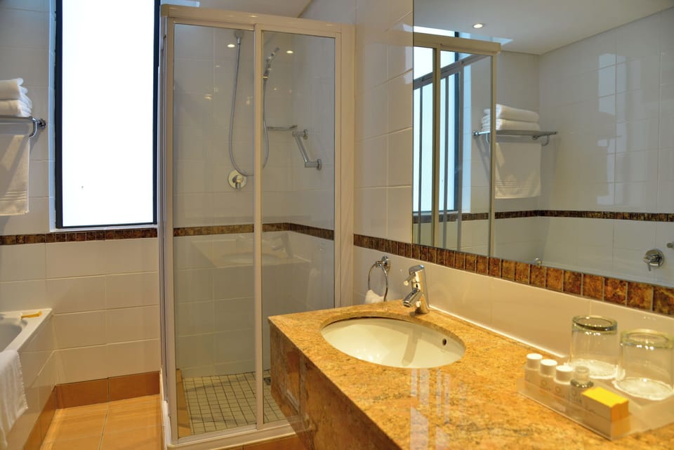 Combined shower/tub, eco-friendly toiletries, towels