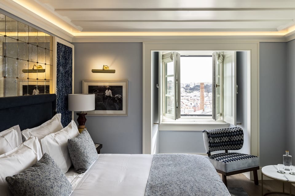 Deluxe Room | Hypo-allergenic bedding, pillowtop beds, minibar, in-room safe