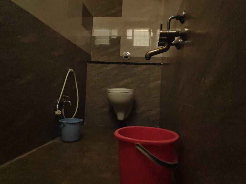 Shower, free toiletries, towels