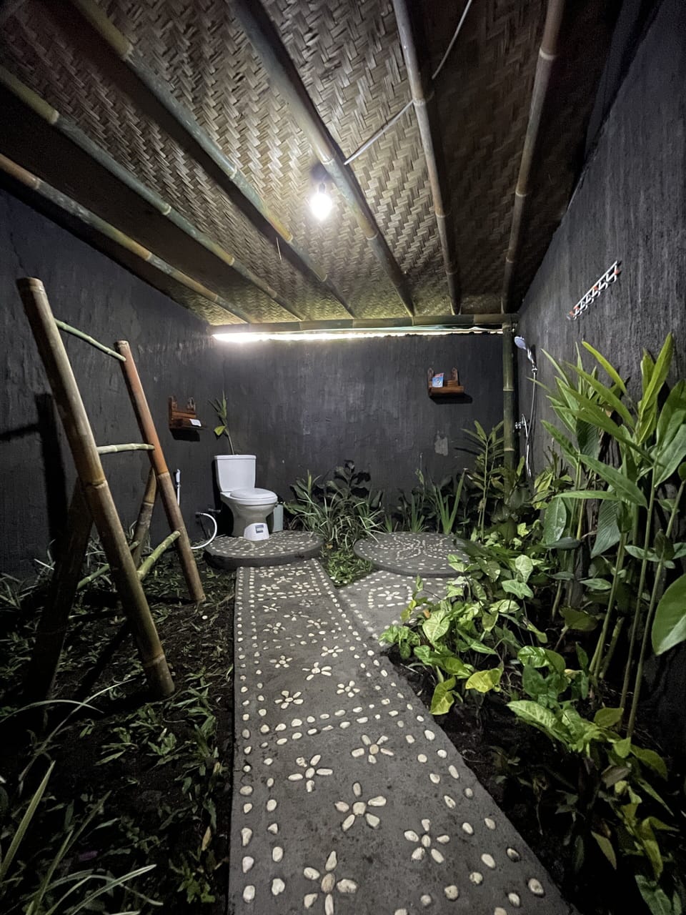 Deluxe Room | Bathroom | Shower, hydromassage showerhead, bidet, towels