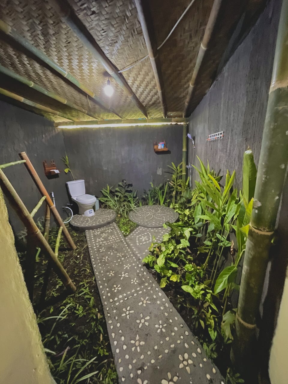 Deluxe Room | Bathroom | Shower, hydromassage showerhead, bidet, towels