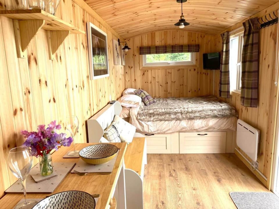Woodhead Shepherds Hut - Sleeps 2 - Mailer Farm Cabin in Perth