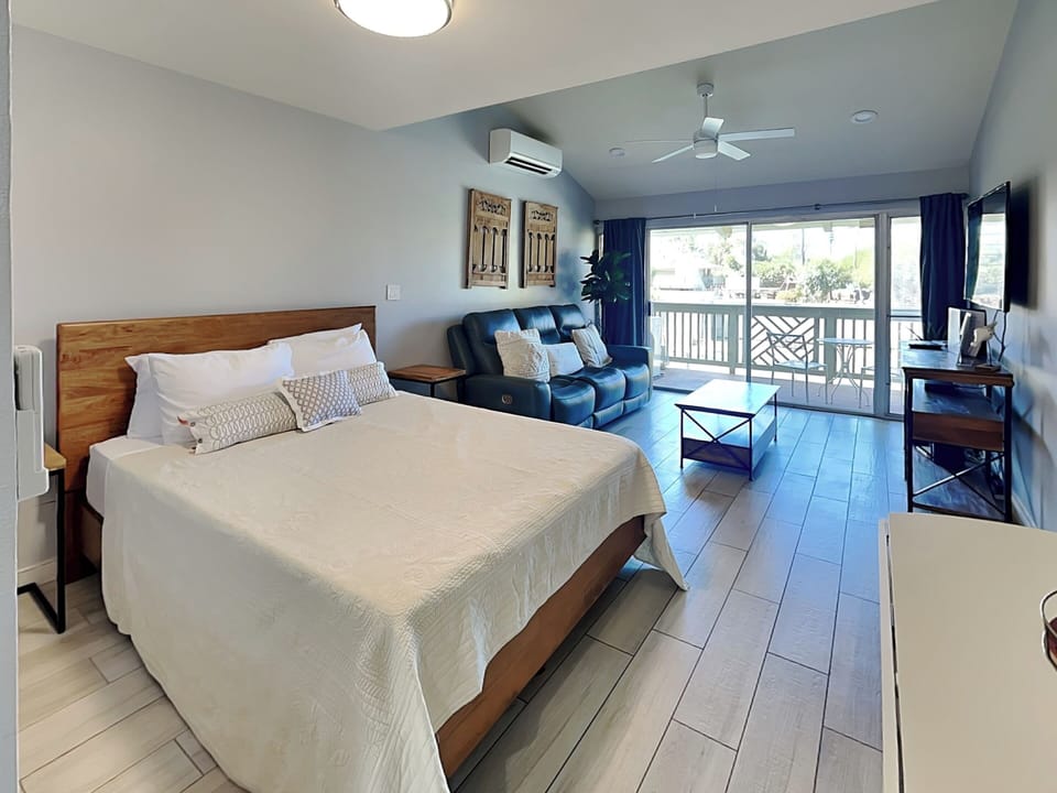 Condo (0 Bedroom) | Property amenity