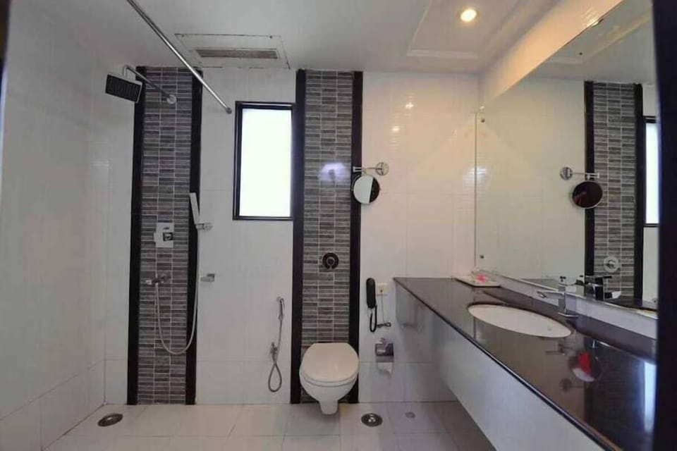 Shower, free toiletries, towels