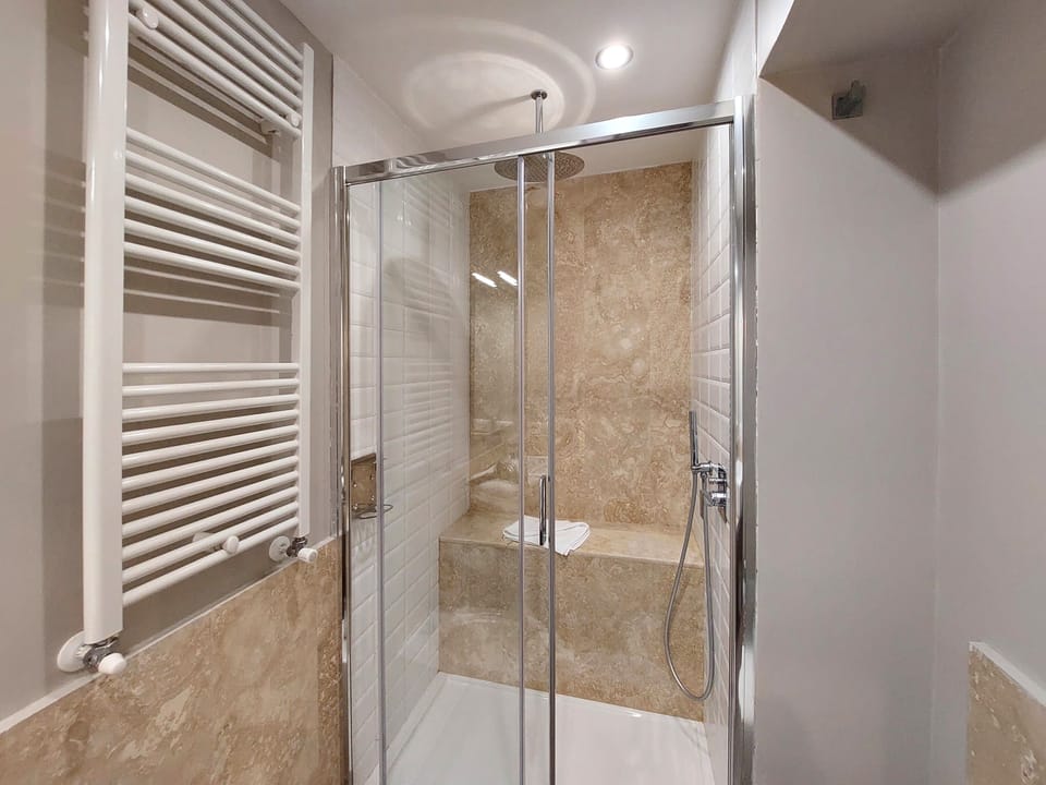 Comfort Double or Twin Room | Bathroom | Shower, bidet, towels