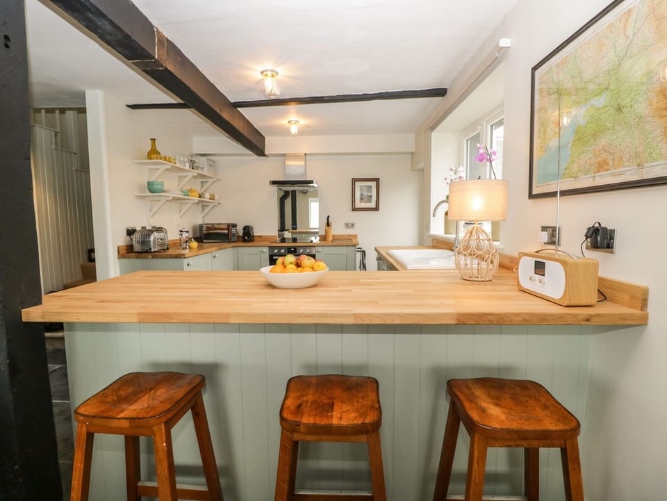 Cottage | Private kitchen | Fridge, dishwasher, electric kettle, cookware/dishes/utensils