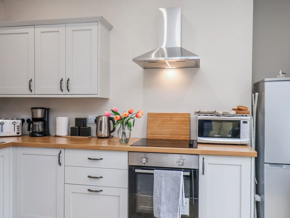Cottage | Private kitchen | Fridge, microwave, electric kettle, toaster