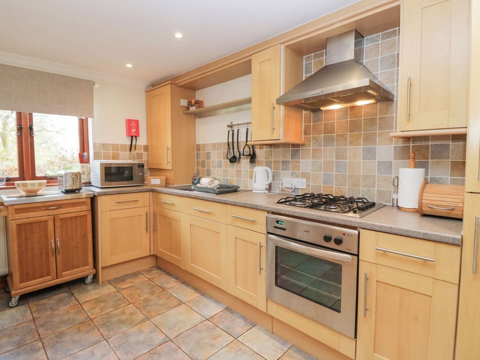 Cottage | Private kitchen | Fridge, dishwasher, cookware/dishes/utensils