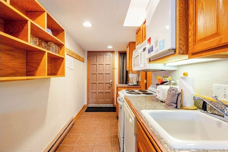 Studio, 1 Queen Bed, Pool Access, Mountain View | Private kitchen | Fridge, microwave, oven, stovetop