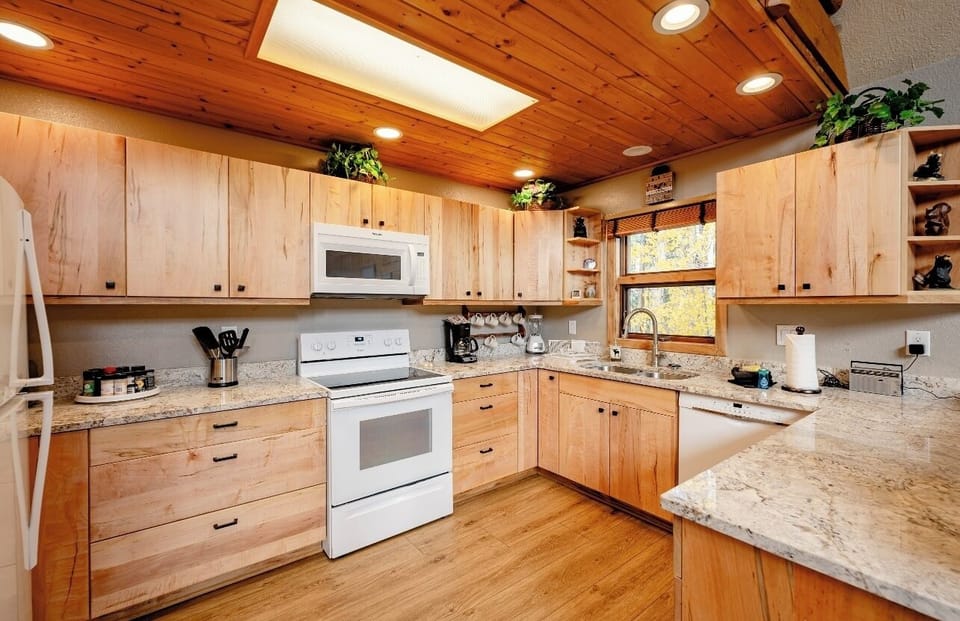 House, Multiple Beds, Hot Tub, Mountain View | Private kitchen | Fridge, microwave, oven, stovetop
